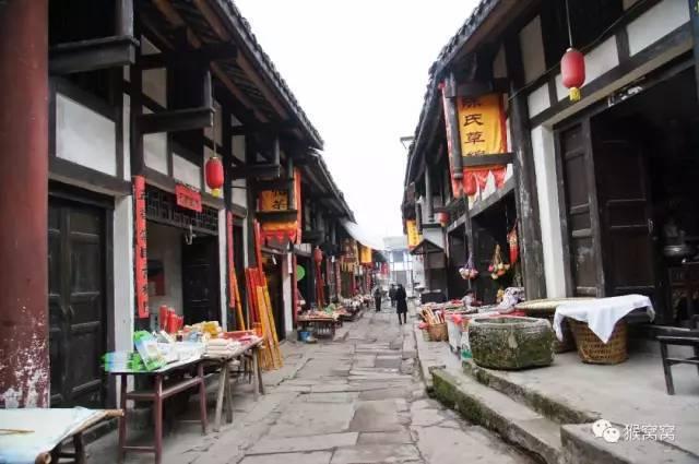 孙女开车1600公里赶回家,爷爷早早地等待在门口,喇叭声在诉说回家的喜悦